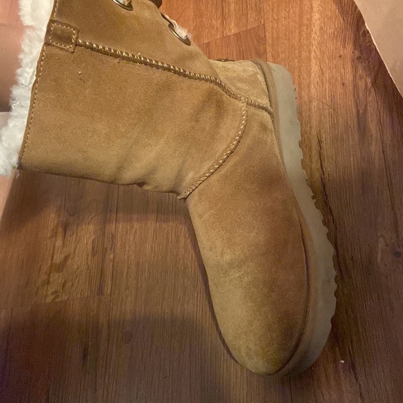 UGGS - Picture 2 of 2
